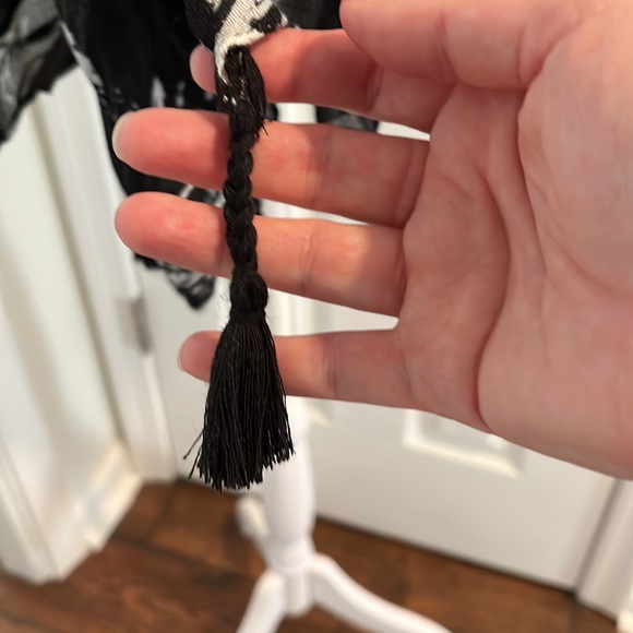 NWOT Layne Bryant Sheer black and white scarf w/ tassels. - Picture 2 of 4